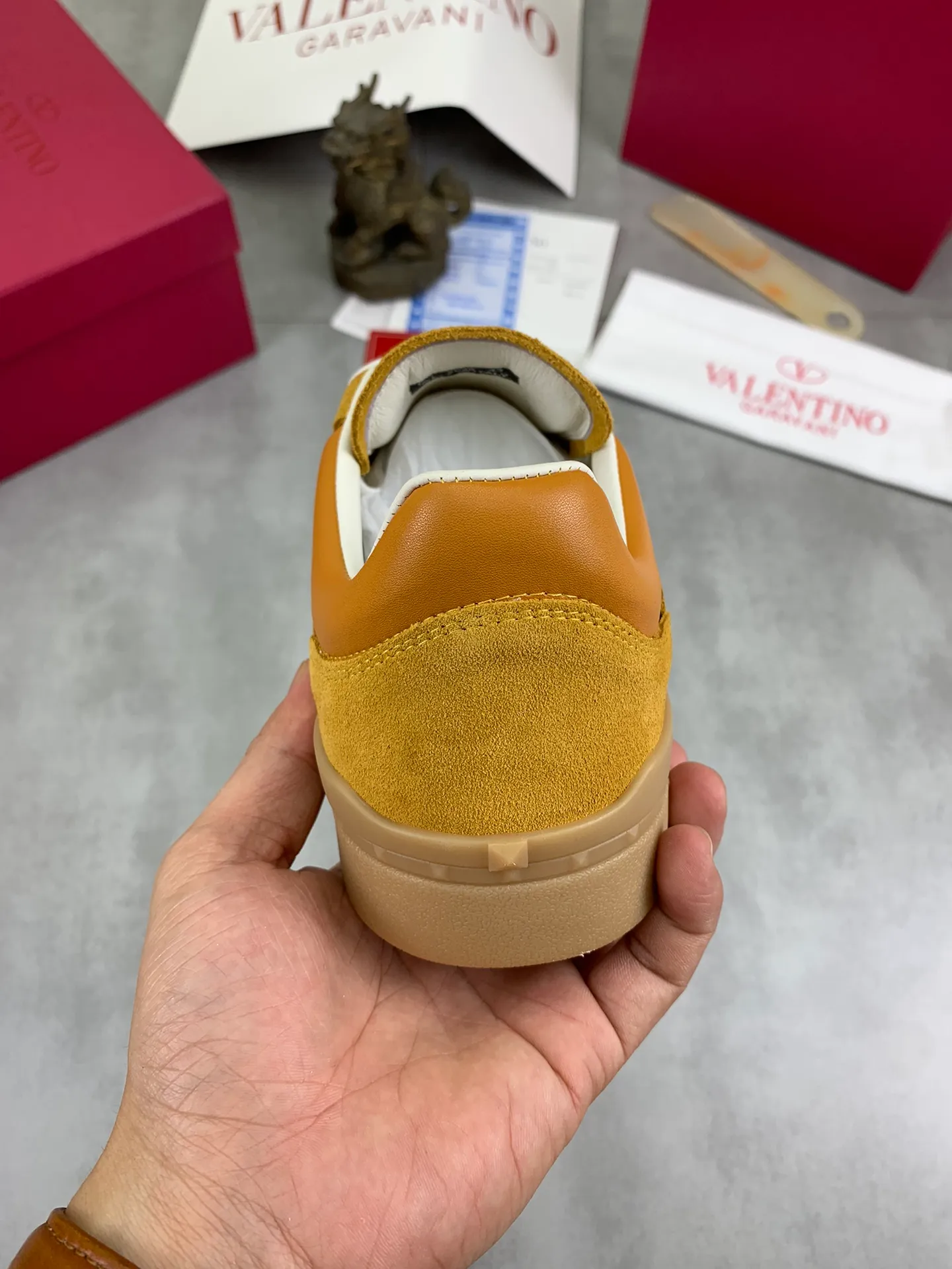 Men's Men's Shoes P520 New Couple Style Valentino Valentino 2025/UPVILLAGE Couple Casual Sports Shoes Moral Training Shoes 🆚Professional high-end, perfect replica, first-class quality, all made of original 1:1 materials, exclusive mold opening! 🎁Full set of high-end packaging at the counter ✔️Fabric: high mercerized cowhide ✔️Outsole: TPU material outsole ✔️Size: female 35-40 male 39-45 (female 41 male 38.46) 🆚All details are customized at 1:1 mold, striving for perfection!